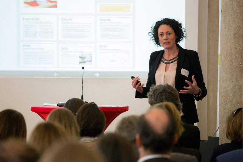Financial Communications versus Financial (Il)literacy